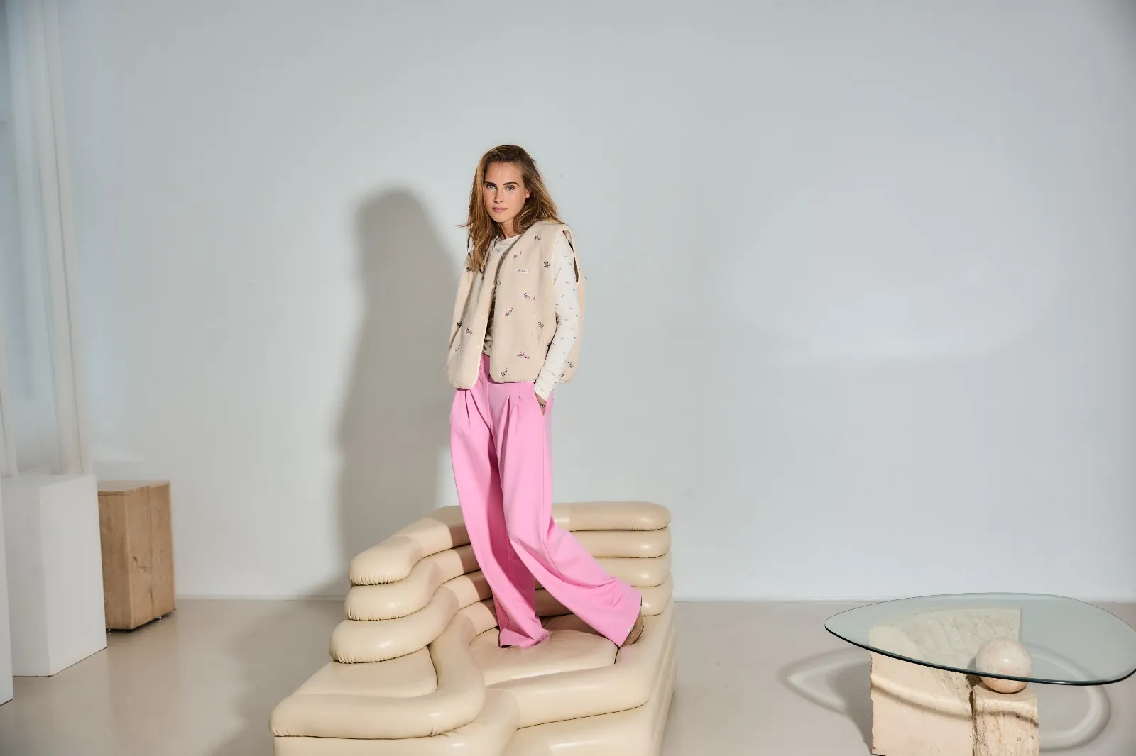 Rosa Hose und beige Jacke auf dem Sofa